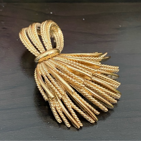 Vintage Signed MONET Gold-tone Twisted Knot Bow Brooch - Picture 9 of 10